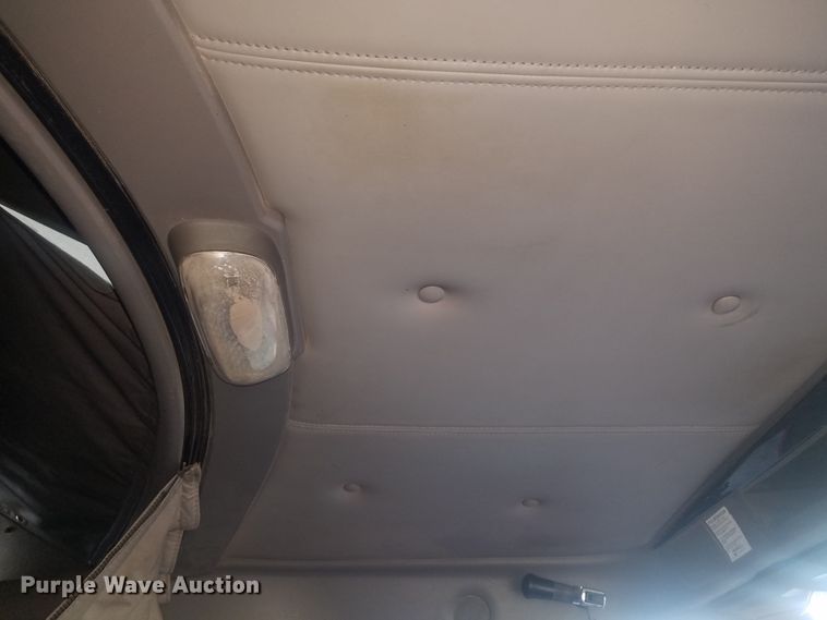 image for item H1143 2007 Kenworth T600 semi truck