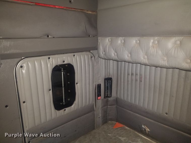 image for item H1143 2007 Kenworth T600 semi truck