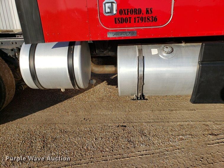 image for item H1143 2007 Kenworth T600 semi truck