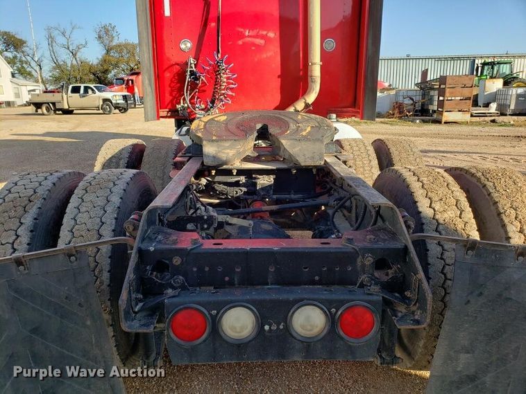 image for item H1143 2007 Kenworth T600 semi truck