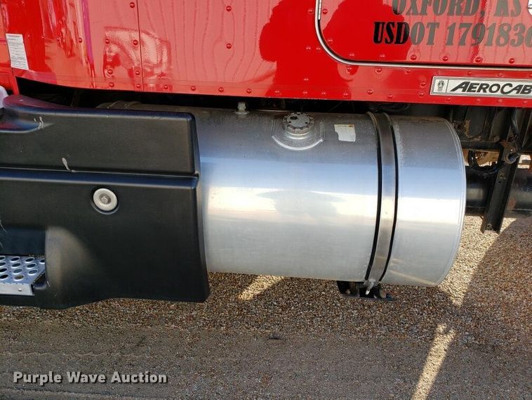 image for item H1143 2007 Kenworth T600 semi truck