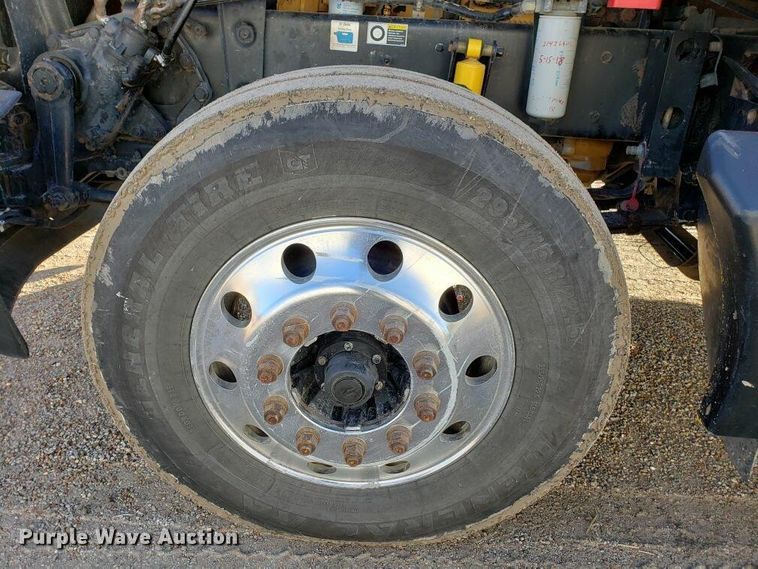 image for item H1143 2007 Kenworth T600 semi truck