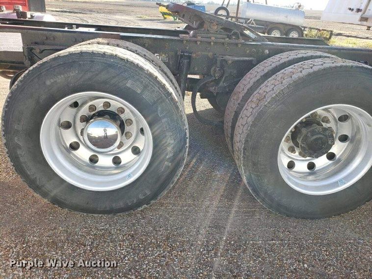 image for item H1143 2007 Kenworth T600 semi truck