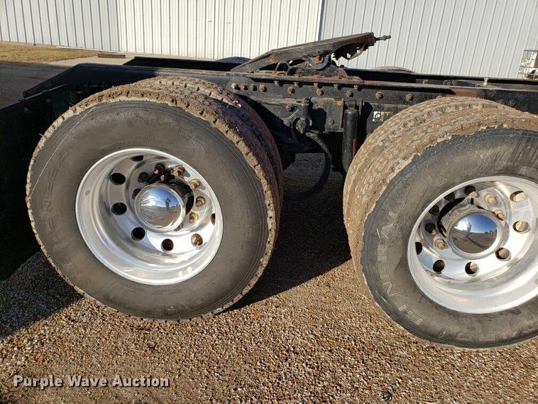 image for item H1143 2007 Kenworth T600 semi truck