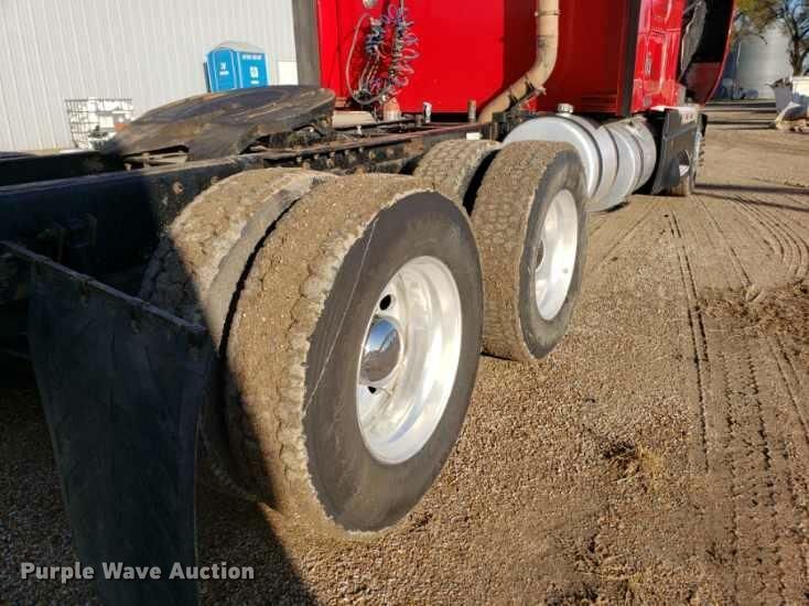 image for item H1143 2007 Kenworth T600 semi truck