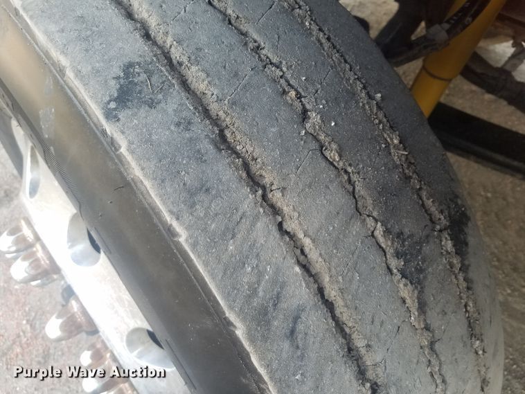 image for item H1143 2007 Kenworth T600 semi truck