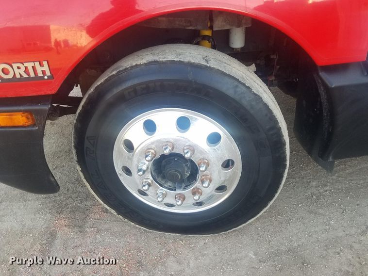 image for item H1143 2007 Kenworth T600 semi truck