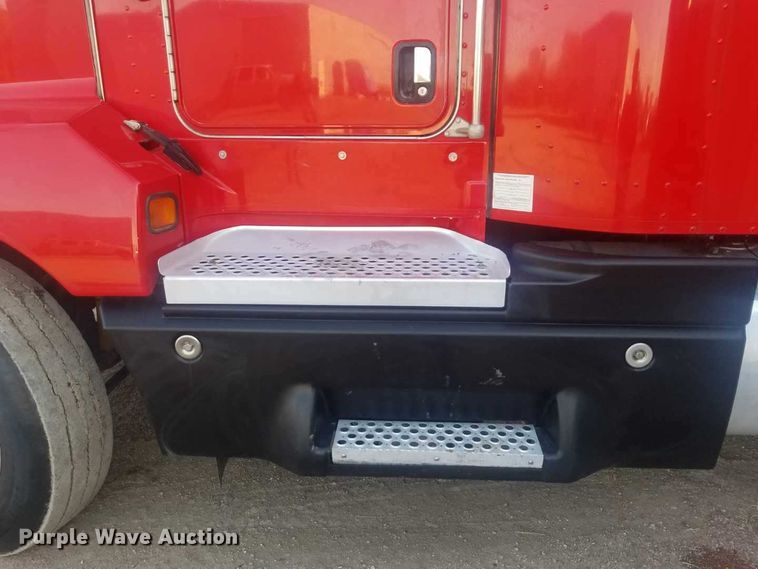 image for item H1143 2007 Kenworth T600 semi truck