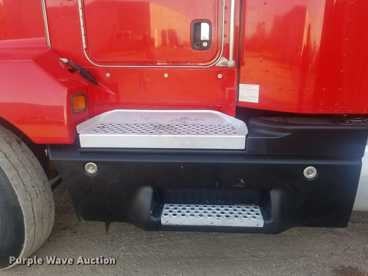 image for item H1143 2007 Kenworth T600 semi truck