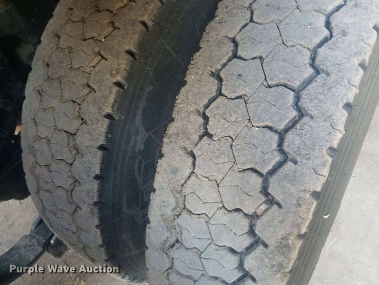 image for item H1143 2007 Kenworth T600 semi truck