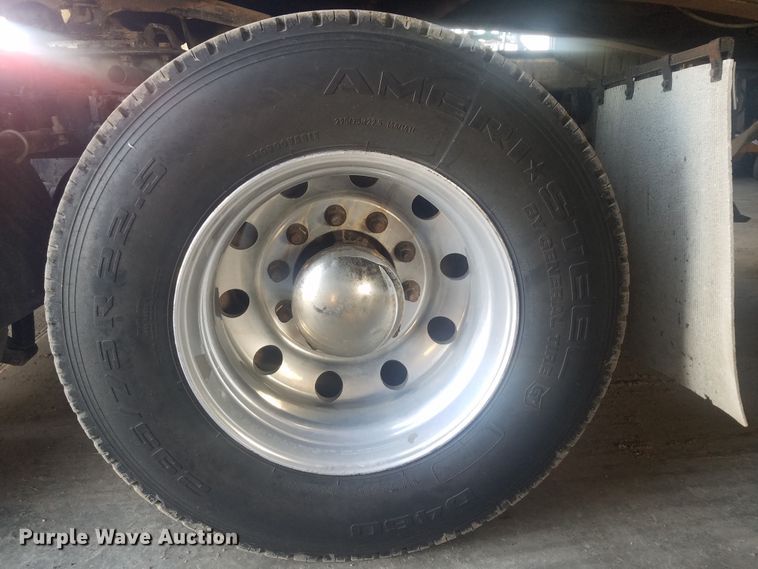 image for item H1143 2007 Kenworth T600 semi truck