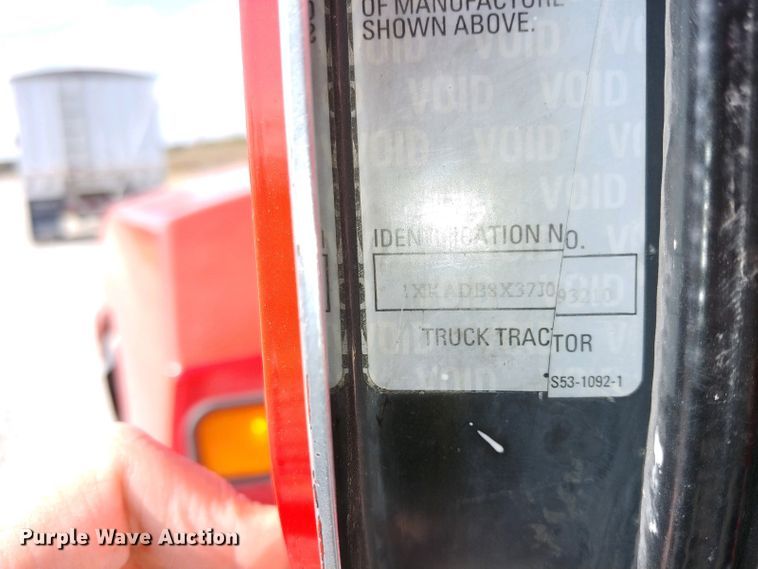 image for item H1143 2007 Kenworth T600 semi truck