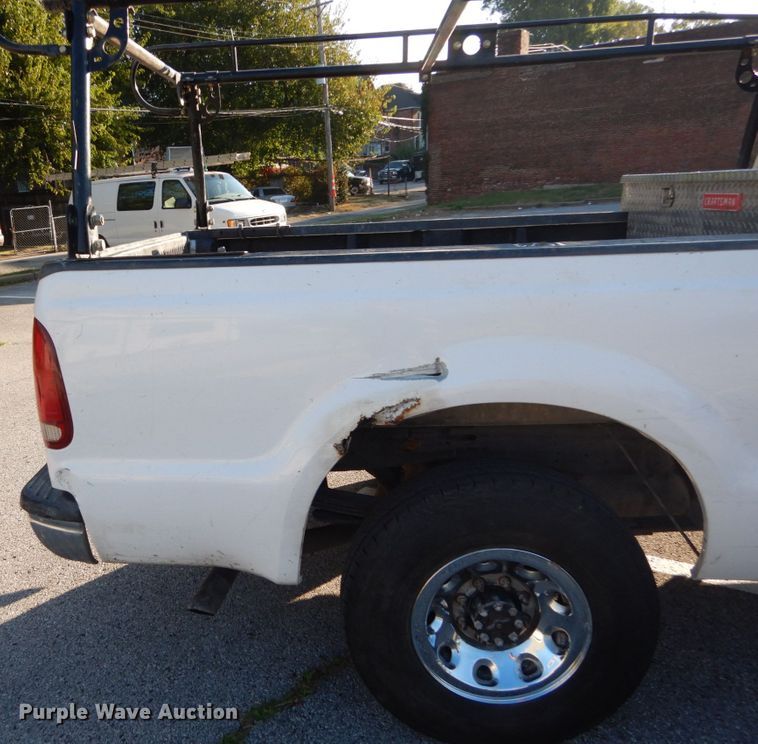 image for item DH2105 2004 Ford F250 Super Duty SuperCab pickup truck