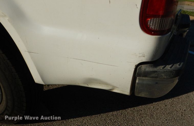 image for item DH2105 2004 Ford F250 Super Duty SuperCab pickup truck