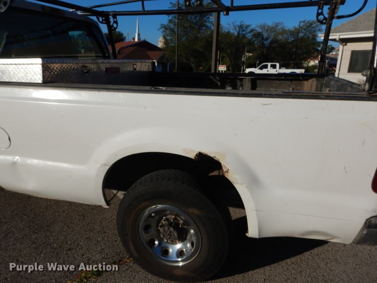 image for item DH2105 2004 Ford F250 Super Duty SuperCab pickup truck