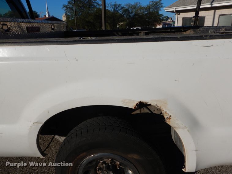 image for item DH2105 2004 Ford F250 Super Duty SuperCab pickup truck