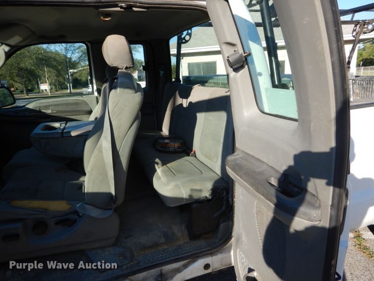 image for item DH2105 2004 Ford F250 Super Duty SuperCab pickup truck