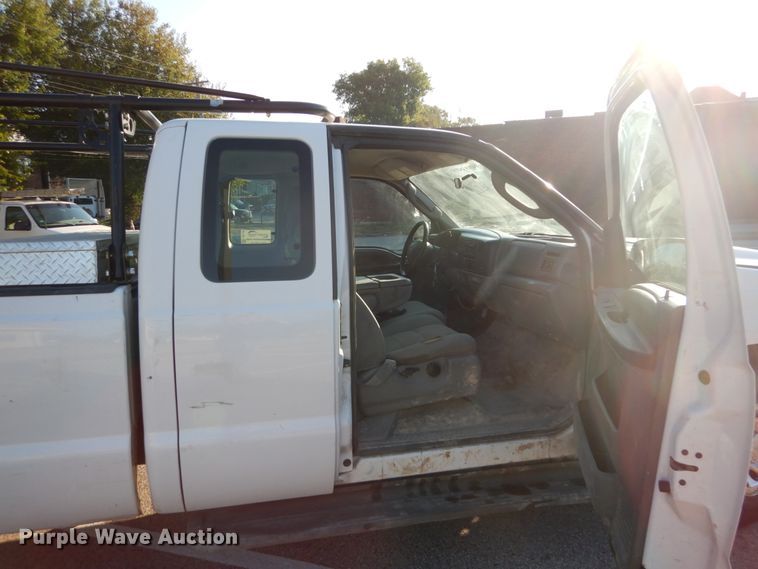 image for item DH2105 2004 Ford F250 Super Duty SuperCab pickup truck