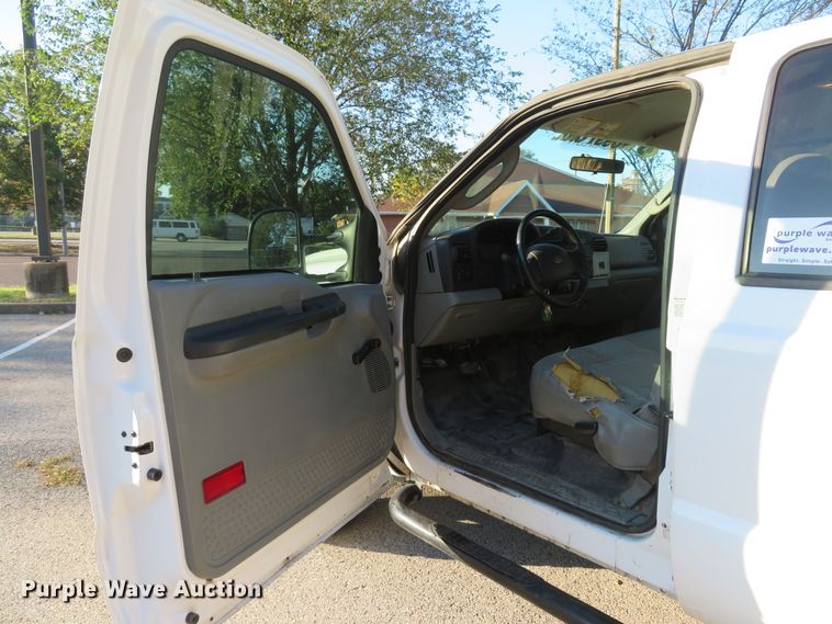 image for item DH2106 2006 Ford F350 Super Duty XL Crew Cab pickup truck