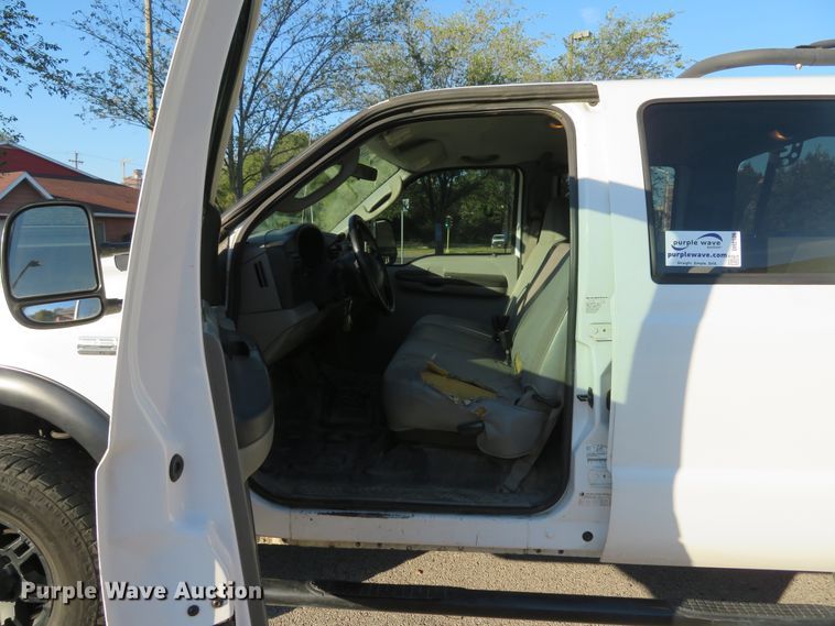 image for item DH2106 2006 Ford F350 Super Duty XL Crew Cab pickup truck