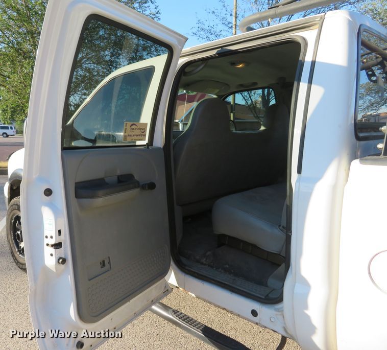 image for item DH2106 2006 Ford F350 Super Duty XL Crew Cab pickup truck