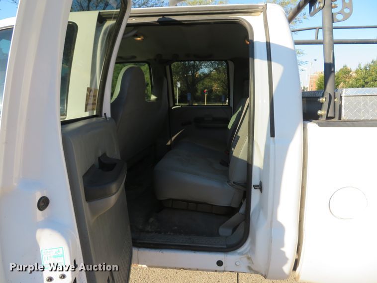 image for item DH2106 2006 Ford F350 Super Duty XL Crew Cab pickup truck