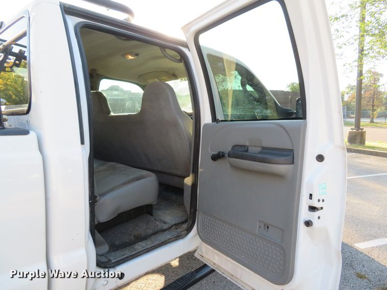 image for item DH2106 2006 Ford F350 Super Duty XL Crew Cab pickup truck