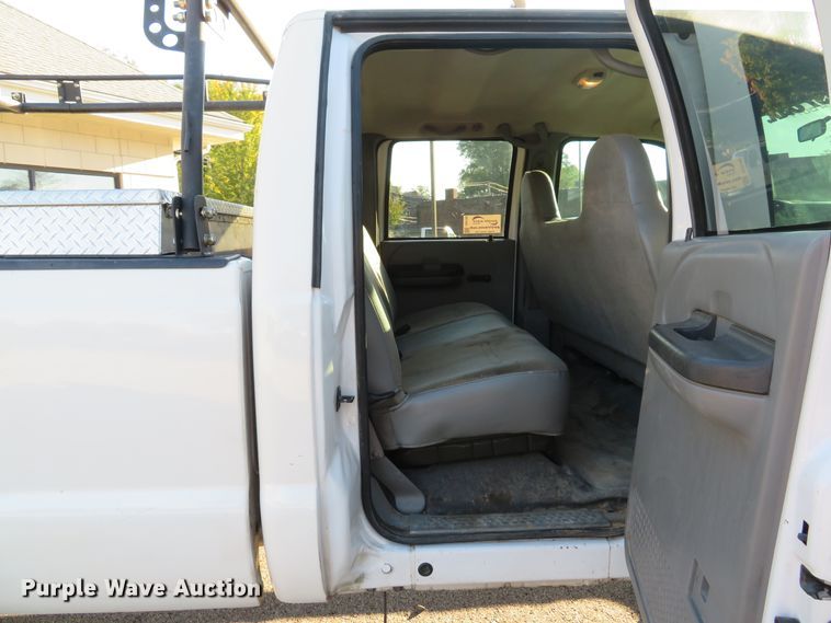 image for item DH2106 2006 Ford F350 Super Duty XL Crew Cab pickup truck