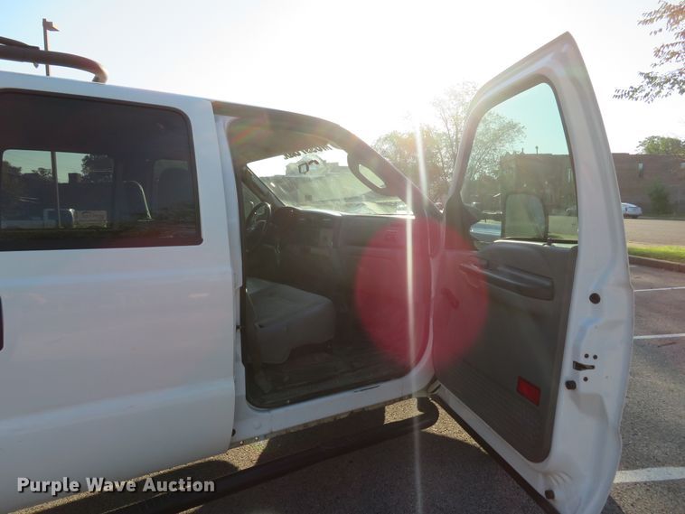 image for item DH2106 2006 Ford F350 Super Duty XL Crew Cab pickup truck