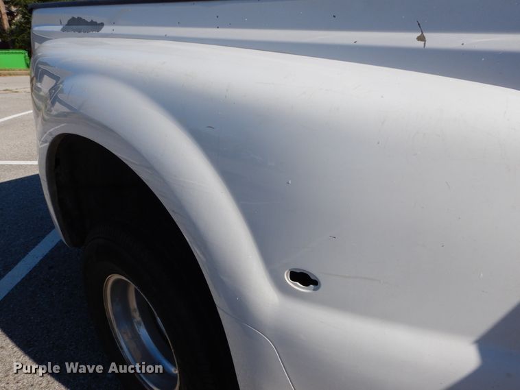 image for item DH2110 2002 Ford F350 Super Duty SuperCab pickup truck