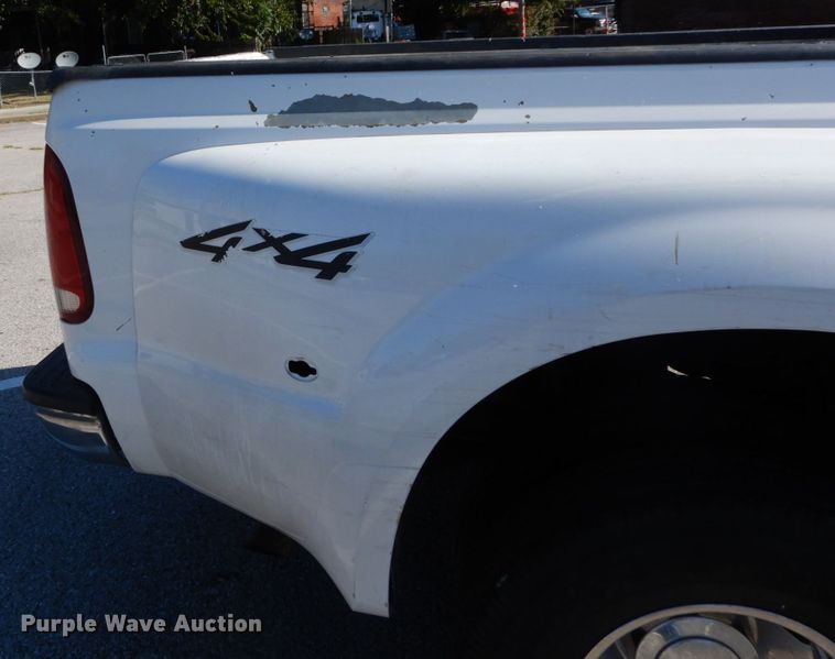 image for item DH2110 2002 Ford F350 Super Duty SuperCab pickup truck