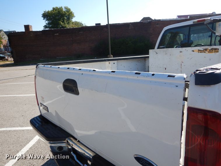 image for item DH2110 2002 Ford F350 Super Duty SuperCab pickup truck