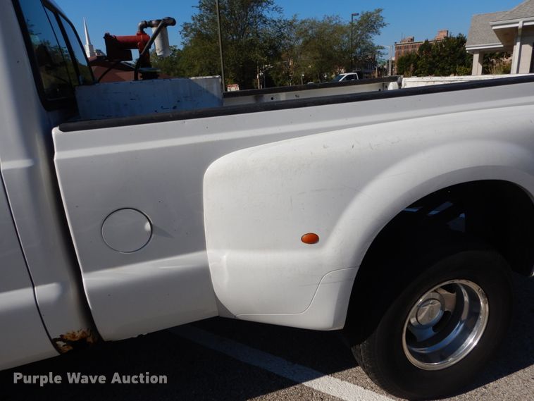 image for item DH2110 2002 Ford F350 Super Duty SuperCab pickup truck