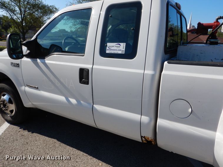 image for item DH2110 2002 Ford F350 Super Duty SuperCab pickup truck