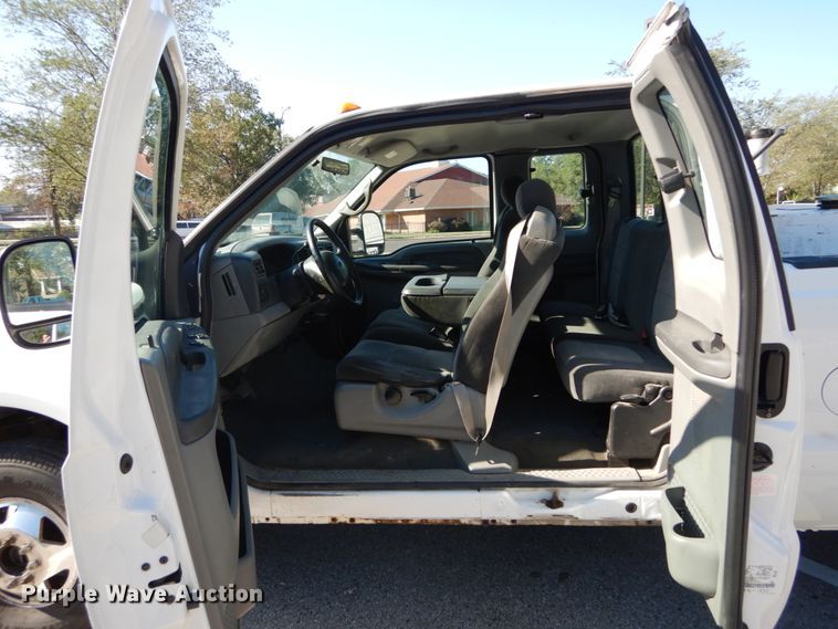 image for item DH2110 2002 Ford F350 Super Duty SuperCab pickup truck