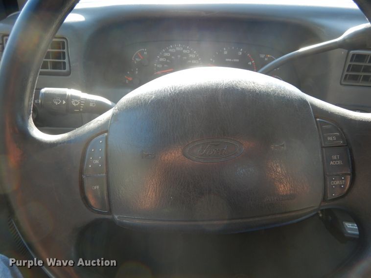 image for item DH2110 2002 Ford F350 Super Duty SuperCab pickup truck