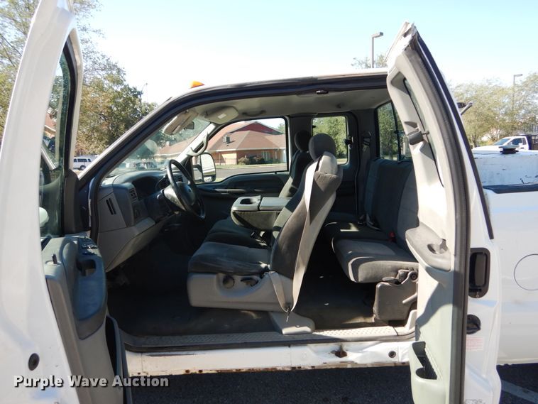 image for item DH2110 2002 Ford F350 Super Duty SuperCab pickup truck