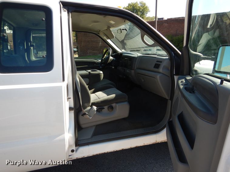 image for item DH2110 2002 Ford F350 Super Duty SuperCab pickup truck