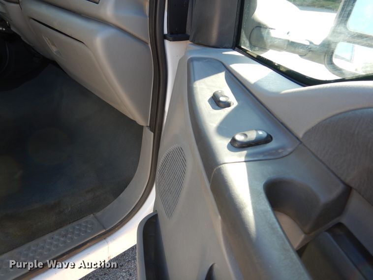 image for item DH2110 2002 Ford F350 Super Duty SuperCab pickup truck