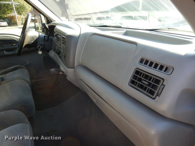 image for item DH2110 2002 Ford F350 Super Duty SuperCab pickup truck