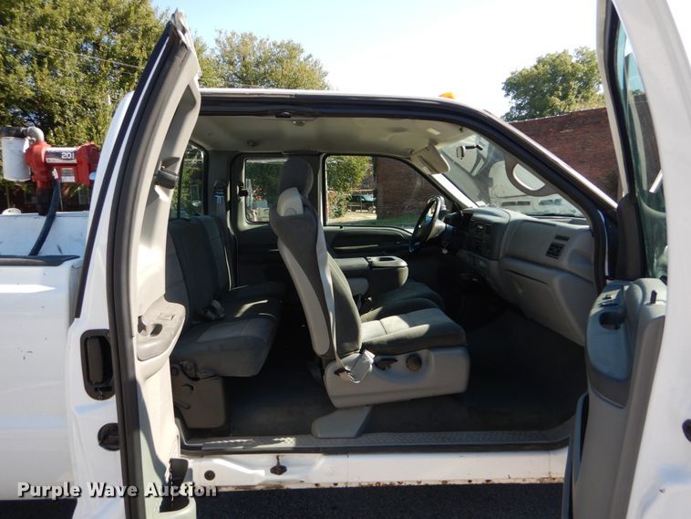 image for item DH2110 2002 Ford F350 Super Duty SuperCab pickup truck