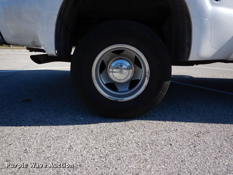 image for item DH2110 2002 Ford F350 Super Duty SuperCab pickup truck