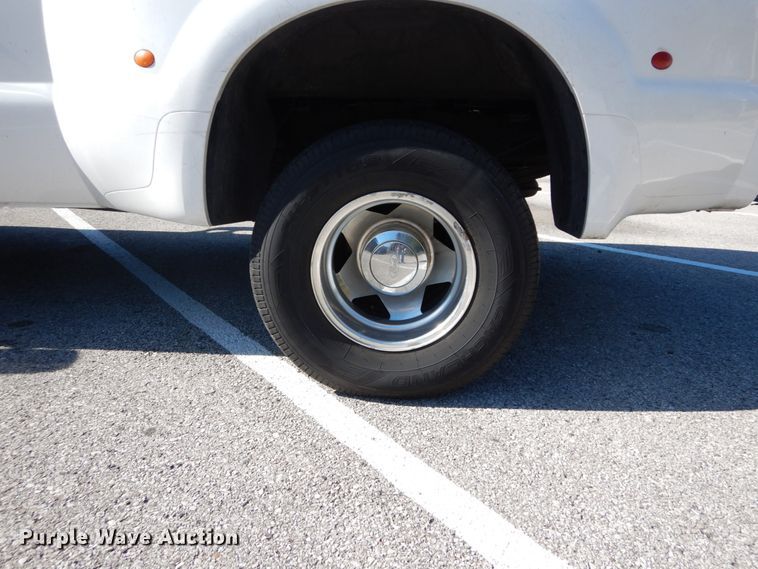 image for item DH2110 2002 Ford F350 Super Duty SuperCab pickup truck