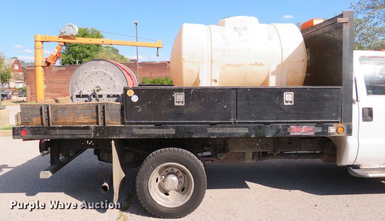 image for item DH2111 2006 Ford F550 flatbed truck