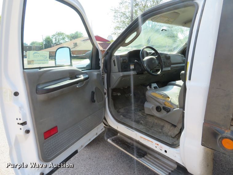 image for item DH2111 2006 Ford F550 flatbed truck