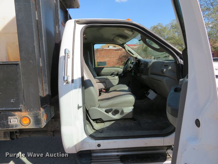 image for item DH2111 2006 Ford F550 flatbed truck