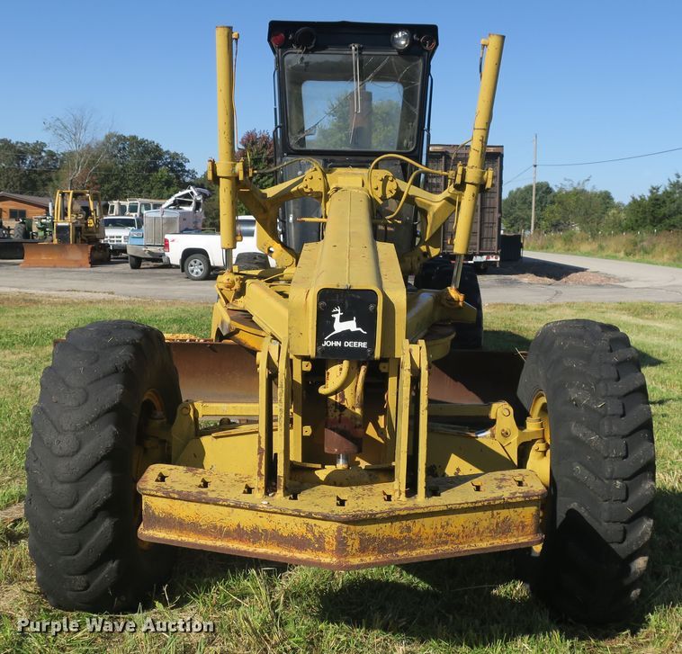 image for item DB10171 1976 John Deere 770 motor grader