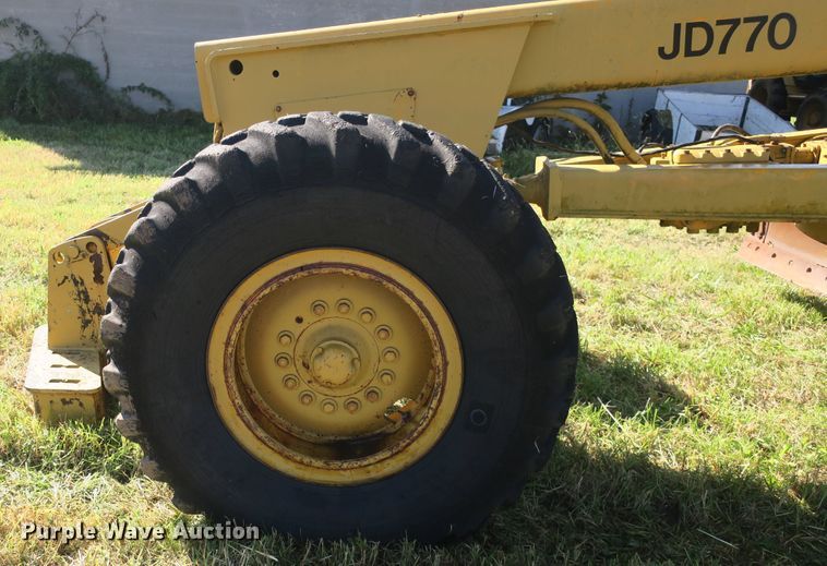 image for item DB10171 1976 John Deere 770 motor grader