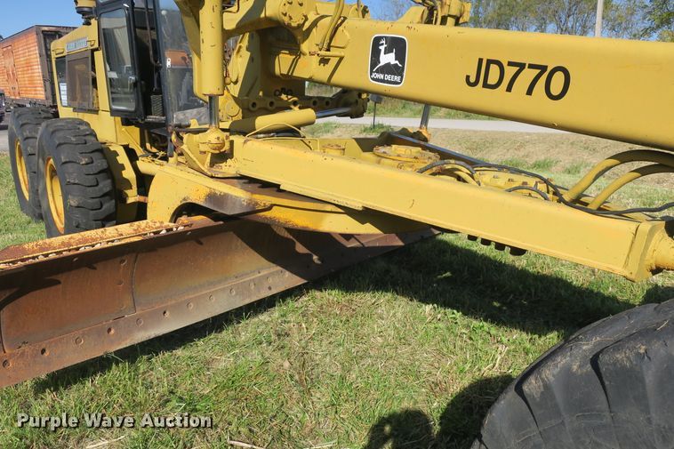 image for item DB10171 1976 John Deere 770 motor grader