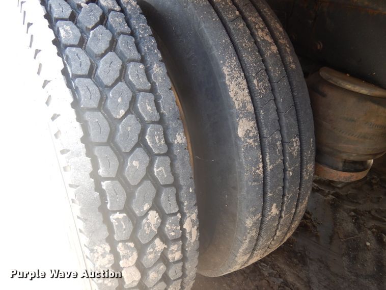 image for item DD3022 1994 Peterbilt 375 dump truck